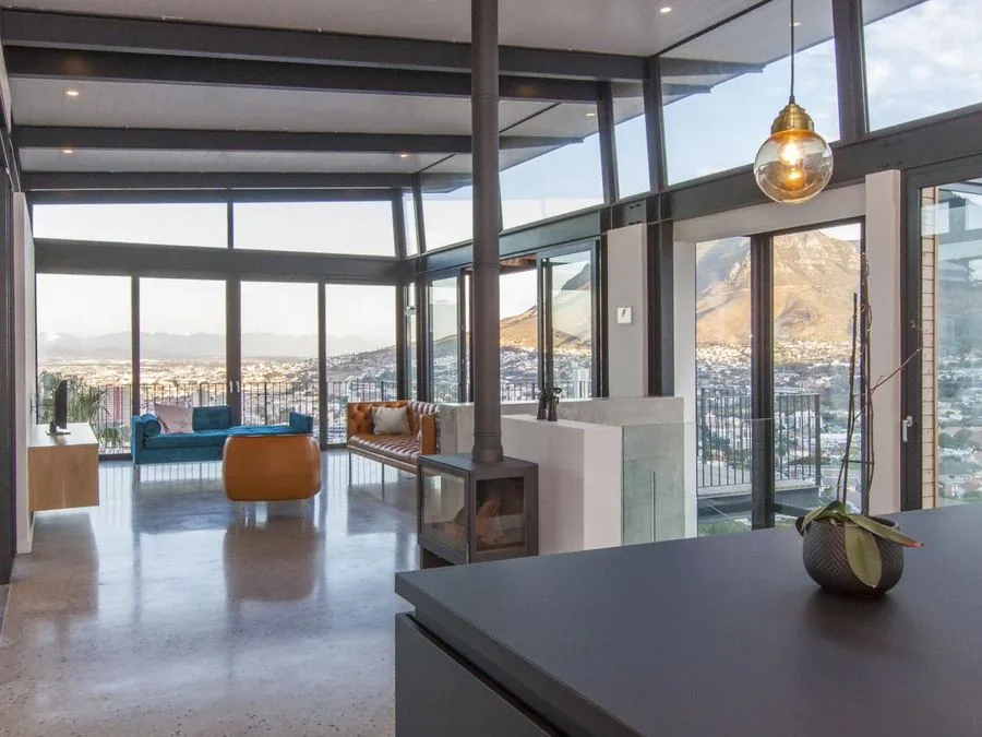 Open-plan living space with mountain and city views, Lion's Head and Fresnaye